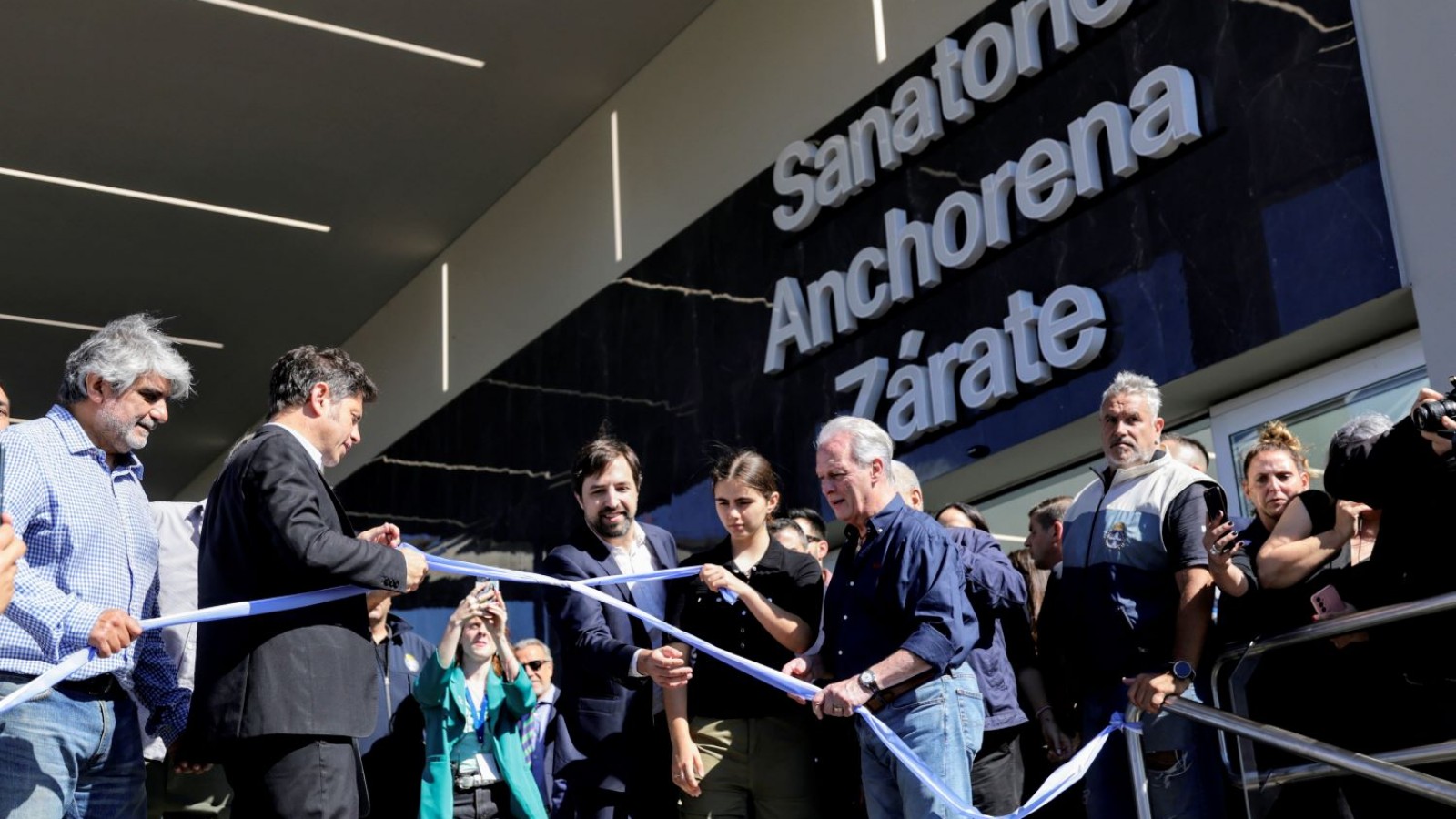 Kicillof entregó equipamiento para el hospital Virgen del Carmen de Zárate